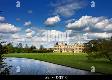 Vista in lontananza l'inizio del XVII secolo country house a Audley End. Foto Stock