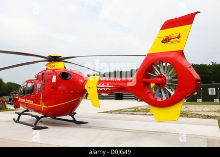 Un Eurocopter EC135 elicottero usato dalla East Midlands Air Ambulance Service di salvataggio di emergenza Foto Stock