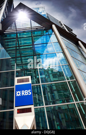 Guardando verso l'alto la vetrina della Royal Bank of Scotland sede a Londra. Foto Stock