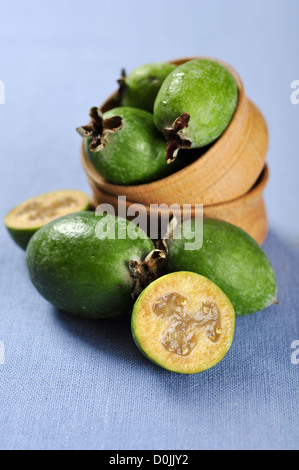 Fresco di ananas maturo frutto guava su una tovaglia blu closeup Foto Stock