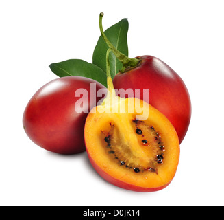 Tamarillo freschi frutti con foglie isolati su sfondo bianco. Foto Stock