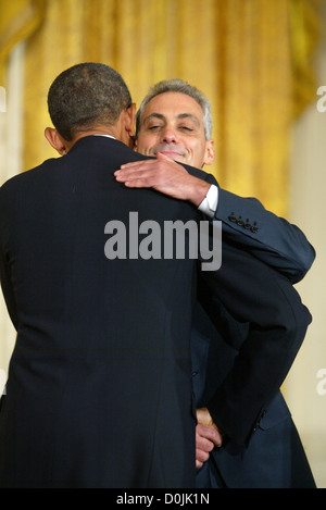 Rahm Emanuel abbracci Barack Obama presidente degli Stati Uniti Barack Obama tiene una conferenza stampa presso la Casa Bianca per confermare la dimissione Foto Stock