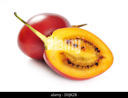 Fresche e mature fruite tamarillo isolati su sfondo bianco Foto Stock