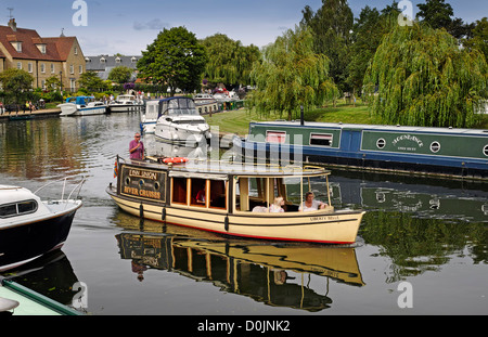 Liberty Belle imbarcazione turistica arrotonda la curva sulla Great Ouse a Ely. Foto Stock