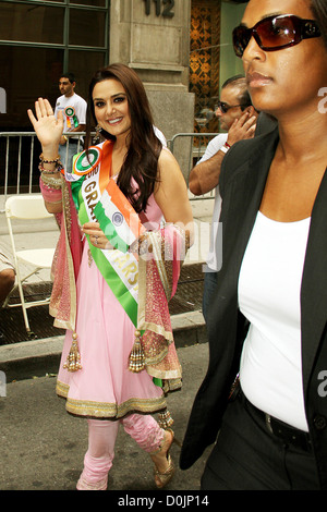 Attrice indiana Preity Zinta India parata del giorno su Madison Avenue in New York City New York, Stati Uniti d'America - 15.08.10 Foto Stock