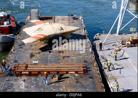 Un X-47B Unmanned Combat aeromobile è trasferita per il ponte di volo della portaerei USS Harry Truman Novembre 26, 2012 in Norfolk, VA. X-47B è la più recente tecnologia di UAV e il Truman è il primo vettore aereo ad ospitare le operazioni di test per un velivolo senza equipaggio. Foto Stock