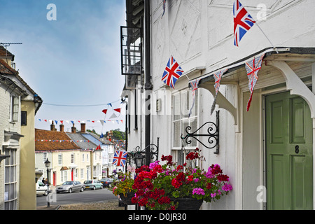Un fiore patriottica display e bandiere in Stony Lane inThaxted. Foto Stock