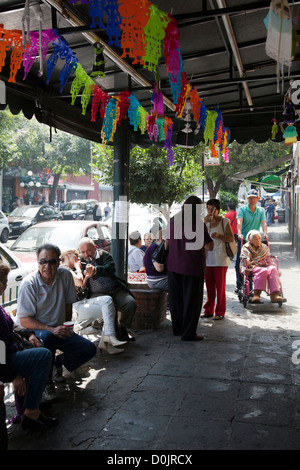 El il jarocho Coffee House clientela sedersi sulle panchine lungo il marciapiede godendo la loro birra in Coyoacan in Città del Messico DF Foto Stock