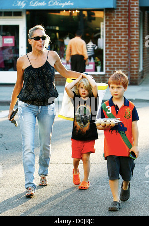 Sharon Stone e suo figlio Laird e Stefano Giuseppe fuori e circa in Beverly Hills Beverly Hills, Stati Uniti d'America - 15.08.10 Foto Stock