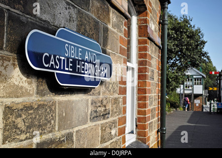 Segno di stazione sul Colne Valley e Halstead ferrovia. Foto Stock