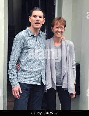 David Miliband, con la moglie Louise Miliband, torna a casa dopo perdere il partito laburista leadership al fratello de Londra, Foto Stock