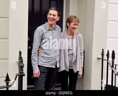 David Miliband, con la moglie Louise Miliband, torna a casa dopo perdere il partito laburista leadership al fratello de Londra, Foto Stock