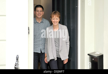 David Miliband, con la moglie Louise Miliband, torna a casa dopo perdere il partito laburista leadership al fratello de Londra, Foto Stock