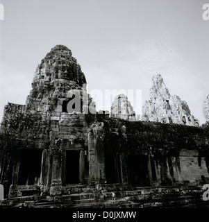 Nella giungla è l'architettura Khmer del Bayon di Angkor Thom presso i templi di Angkor in Cambogia nel sud-est asiatico. Storia della Cambogia Travel Foto Stock