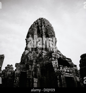 Nella giungla è l'architettura Khmer del Bayon di Angkor Thom presso i templi di Angkor in Cambogia nel sud-est asiatico. Storia della Cambogia Travel Foto Stock