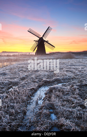 Dawn al mulino Herringfleet su un gelido inverno di mattina. Foto Stock