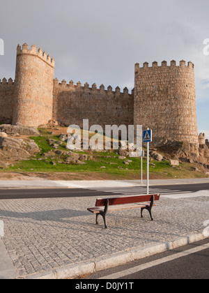 Le mura di Avila (XI-XIV secolo). Scena urbana che mostra le merlature della Città Vecchia in questo Sito del Patrimonio Culturale Mondiale dell'UNESCO Foto Stock