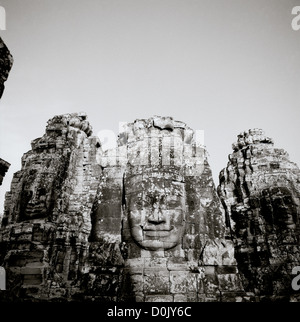 Nella giungla è l'architettura Khmer del Bayon di Angkor Thom presso i templi di Angkor in Cambogia nel sud-est asiatico. Storia della Cambogia Travel Foto Stock