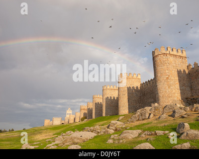 Le mura di Avila (XI-XIV secolo). Rainbow oltre le mura della città vecchia in questo Sito del Patrimonio Culturale Mondiale dell'UNESCO Foto Stock