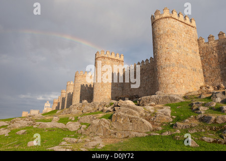 Le mura di Avila (XI-XIV secolo). Rainbow oltre le mura della città vecchia in questo Sito del Patrimonio Culturale Mondiale dell'UNESCO Foto Stock