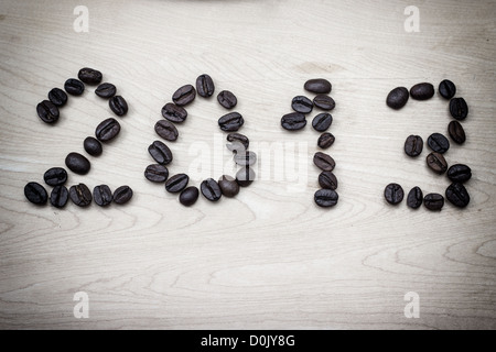 Numero 2013 fatta con i chicchi di caffè su un asse di legno Foto Stock