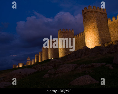 Le mura di Avila (XI-XIV secolo). Merli di vecchia città illuminata di notte in questo Sito del Patrimonio Culturale Mondiale dell'UNESCO Foto Stock