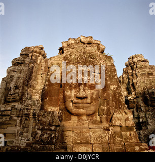 Nella giungla è l'architettura Khmer del Bayon di Angkor Thom presso i templi di Angkor in Cambogia nel sud-est asiatico. Storia della Cambogia Travel Foto Stock