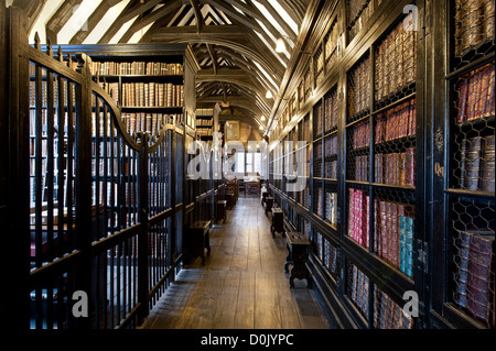 Una vista interna della Chetham's Library di Manchester. Foto Stock
