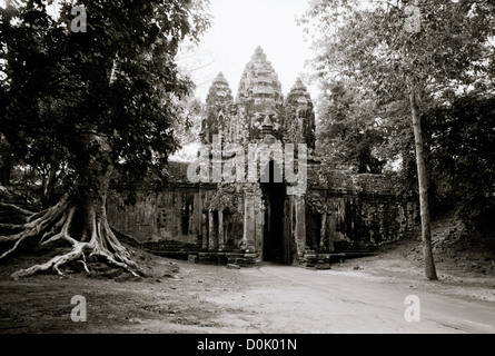 Nella giungla è la porta nord di Angkor Thom presso i templi di Angkor a Siem Reap in Cambogia nel sud-est asiatico. Storia della Cambogia Travel Foto Stock