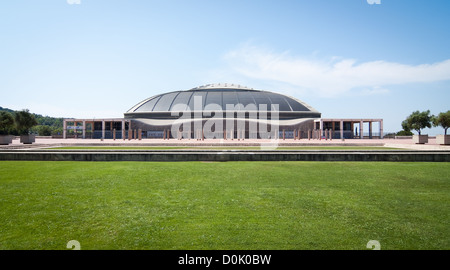 Palau Sant Jordi, St. George's Palace, è un indoor arena sportiva che è parte dell'Anello Olimpico complesso in Barcelona Foto Stock