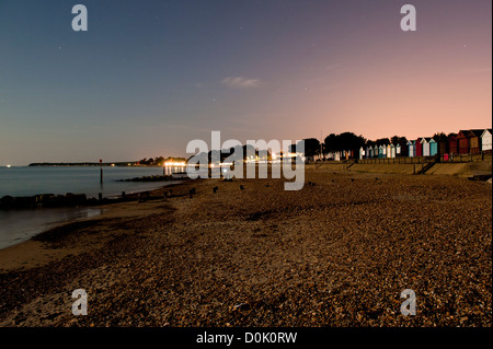 Una vista della spiaggia di Mudeford vicino a Christchurch in Dorset. Foto Stock