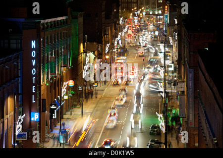 Guardando verso il basso su Portland Street a Manchester. Foto Stock