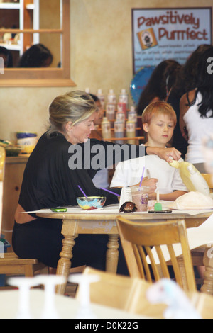 Sharon Stone prende il suo figlio Stefano Giuseppe a kids art studio 'Colore Me Mia' in Beverly Hills Los Angeles, Stati Uniti d'America - 17.08.10 Foto Stock