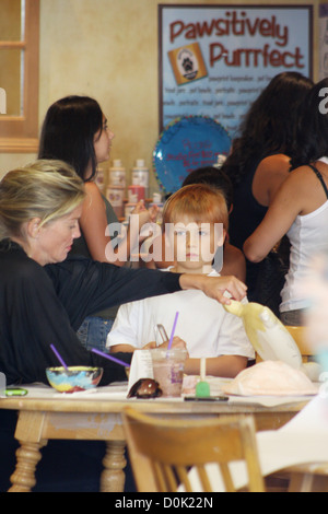 Sharon Stone prende il suo figlio Stefano Giuseppe a kids art studio 'Colore Me Mia' in Beverly Hills Los Angeles, Stati Uniti d'America - 17.08.10 Foto Stock