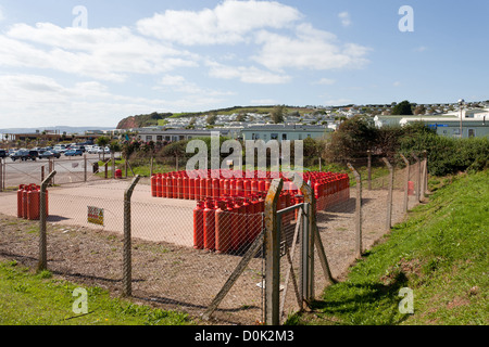 Il gas propano cilindri stoccati vicino holiday caravan sulla baia sabbiosa di sud ovest del Regno Unito Foto Stock