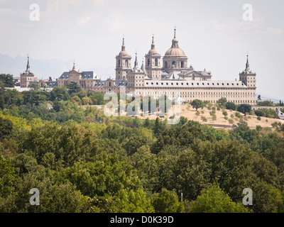 Lo storico monastero reale e il sito di El Escorial è situato nella città di San Lorenzo de El Escorial vicino a Madrid, Spagna Foto Stock