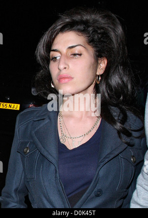 Amy Winehouse lasciando un segreto della carità gig chiamato 'Apocalypstick' al Hawley Arms in Camden Town, Londra. Il concerto è stato di aiuto Foto Stock