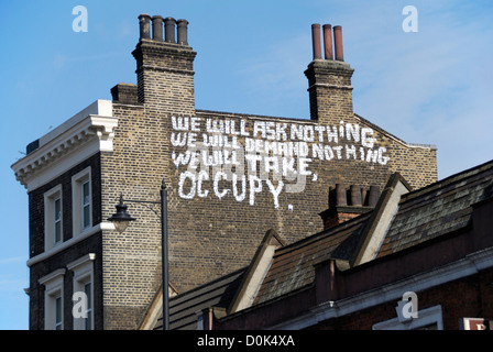 Occupare il movimento slogan dipinta sulla fiancata di un edificio. Foto Stock