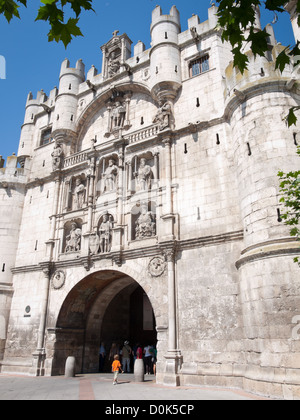 L'Arco di Santa Maria è la parte più nobile di entrata fuori di quelle che forniscono accesso alla città vecchia di Burgos in Spagna Foto Stock