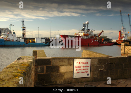 Attività di pesca i pescherecci con reti da traino nel dock a Hartlepool. Foto Stock