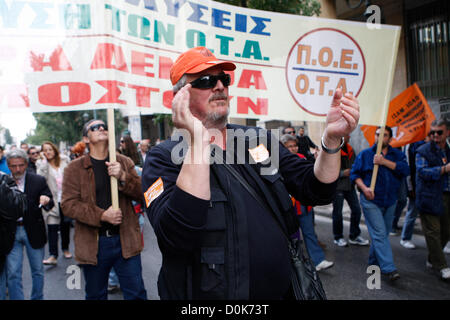 Nov. 27, 2012 - Athens, Grecia - Dipendenti Comunali raccogliere al di fuori della riforma del settore pubblico ministero durante una manifestazione di protesta contro il governo prevede di collocare 2.000 funzionari sul bando di gara precedendo la riassegnazione o potenziale licenziamento un giorno dopo l'Eurozona trattare sulla Grecia bailout. Zona euro i ministri delle finanze e il FMI a raggiungere un accordo su un urgente bailout per debito-laden in Grecia. (Credito Immagine: © Aristidis Vafeiadakis/ZUMAPRESS.com) Foto Stock