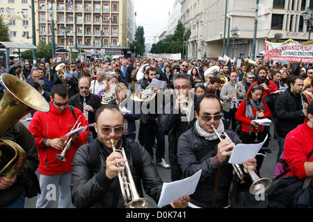 Nov. 27, 2012 - Athens, Grecia - Dipendenti Comunali raccogliere al di fuori della riforma del settore pubblico ministero durante una manifestazione di protesta contro il governo prevede di collocare 2.000 funzionari sul bando di gara precedendo la riassegnazione o potenziale licenziamento un giorno dopo l'Eurozona trattare sulla Grecia bailout. Zona euro i ministri delle finanze e il FMI a raggiungere un accordo su un urgente bailout per debito-laden in Grecia. (Credito Immagine: © Aristidis Vafeiadakis/ZUMAPRESS.com) Foto Stock