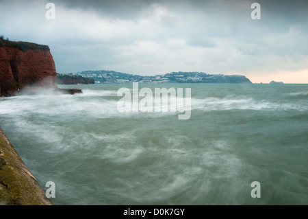 Le onde del mare in tempesta di neve sulla spiaggia Hollicombe. Foto Stock