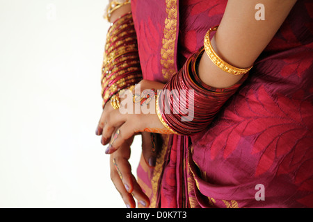 Decorate le mani di un indiano sposa indù Foto Stock