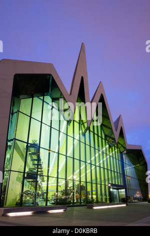 Crepuscolo e visualizzare di nuovo il Riverside Museum di trasporto in Glasgow Scotland Regno Unito architetto Zaha Hadid Foto Stock