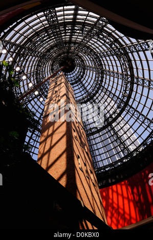 Completato nel 1888, il misuratore 50 Shot Tower è racchiuso all'interno di un 84 metri di alta struttura di vetro e acciaio che. Melbourne, Australia Foto Stock