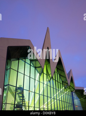 Crepuscolo e visualizzare di nuovo il Riverside Museum di trasporto in Glasgow Scotland Regno Unito architetto Zaha Hadid Foto Stock