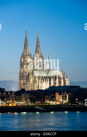 Sera vista sulla Cattedrale di Colonia in Germania Foto Stock