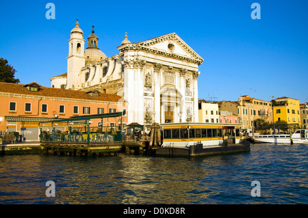 Fermata del Vaporetto Zattere di fronte alla chiesa di Santa Maria del Rosario dei Gesuiti Foto Stock