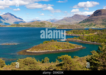 Loch Shieldaig e Eilean Dughaill vicino Ardheslaig. Foto Stock